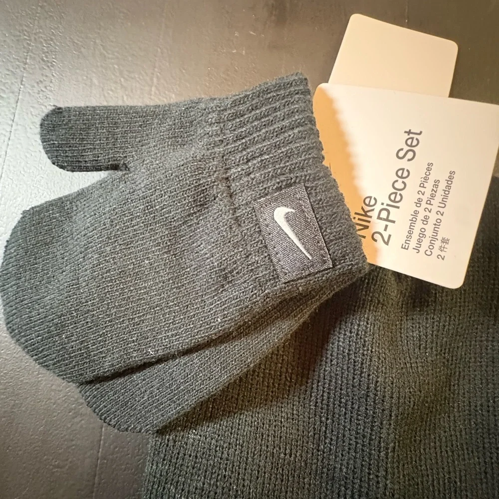 Nike Toddler Black Knit Beanie and Gloves Set fits like‎ 2/4T